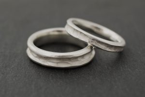 Aussergewöhnliche Eheringe Schlicht Organisch Silber