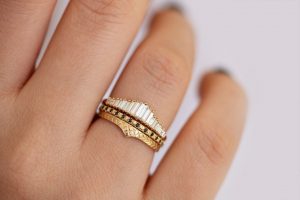 Delicate Wedding Band - Patterned Ring | Antike