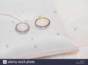 Hochzeit Ringe Aus Gold Und Platin Mit Diamanten Auf Einem