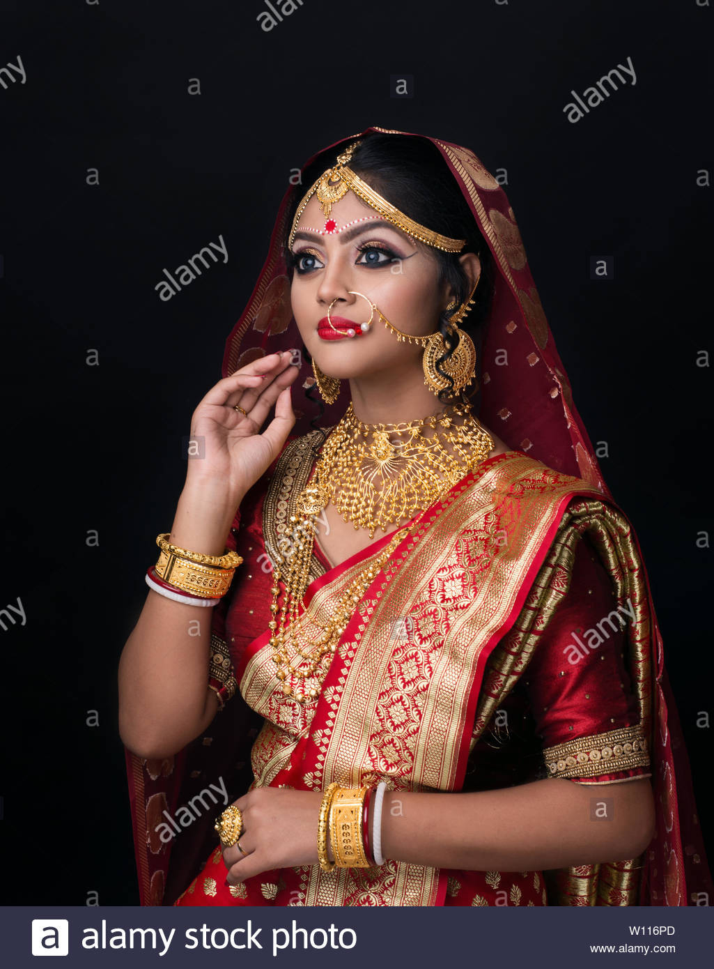 Atemberaubende Indische Braut In Der Hinduistischen Rot