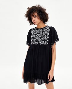 Bild 1 Von Kurzes Overall-Kleid Mit Stickerei Von Zara