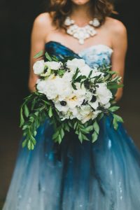 Blaues Kleid, Weißer Strauß, Perfekt | Studio Casterillo