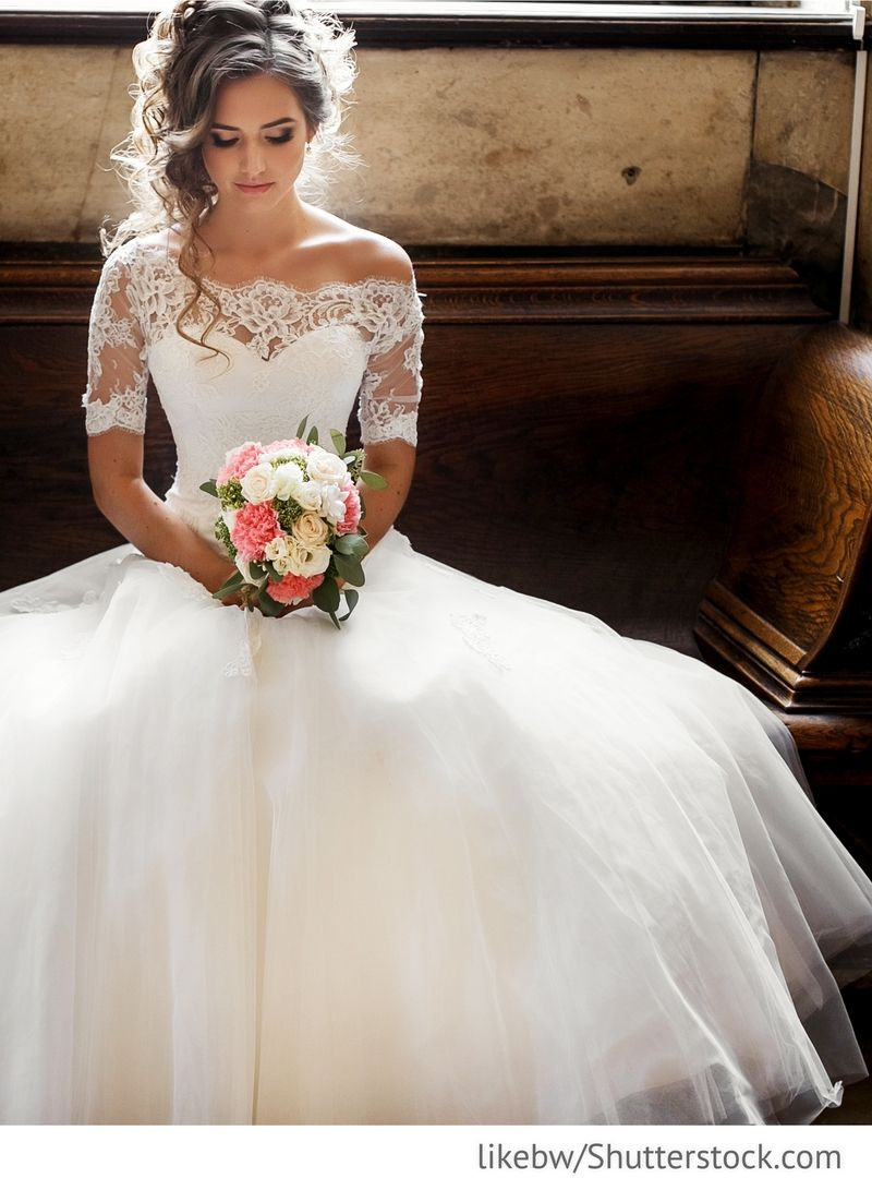 Braut Im Eleganten Hochzeitskleid Für Russische Hochzeiten ...