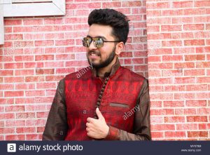 Der Junge Mann In Der Indischen Hochzeit Kleidung Gegen Eine