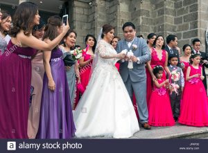 Die Philippinischen Hochzeit Party In Manila Cathedral
