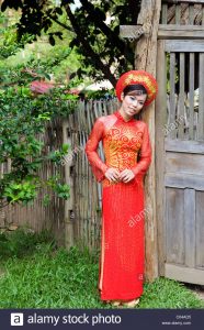 Eine Vietnamesische Braut In Ihrem Hochzeitskleid Stockfoto