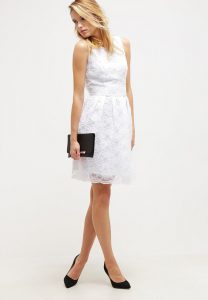 Elegantes Kleid In Traumhaftem Weiß. Swing Cocktailkleid