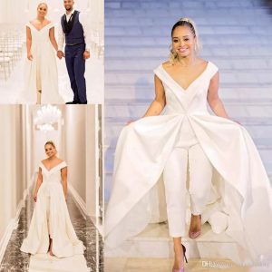 Großhandel White Satin Hochzeit Jumpsuit 2019 New Braut Pant Kleider Mit  Weit Langen Zuge Mit V Ausschnitt Reißverschluss Rückseite Nach Maß Robe De