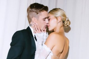 Hat Hailey Biebers Brautkleid Einen Rechtschreibfehler