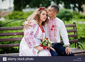 Hochzeit Paar In Der Ukrainischen Traditionelle Kleidung Auf