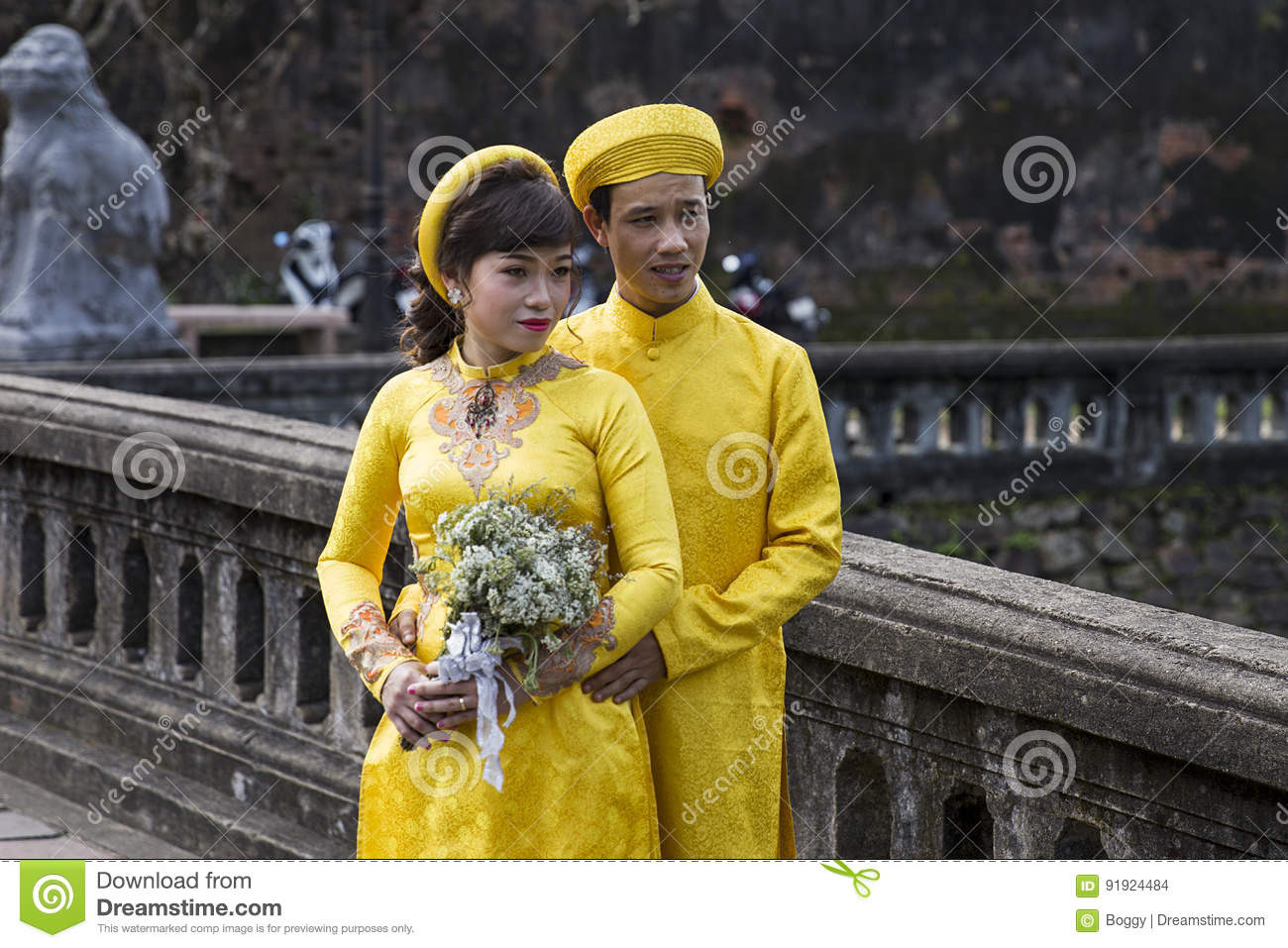 Hochzeitspaare In Der Traditionellen Kleidung Bei Royal