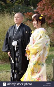 Japanische Braut Und Bräutigam In Der Kleidung Des Kimonos