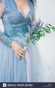 Lavendel Hochzeit Bouquet In Händen Der Braut Im Weiß-Blauen