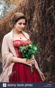 Porträt Einer Wunderschönen Braut In Ein Rotes Kleid