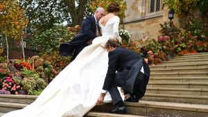 Royale Hochzeit: Prinzessin Eugenie Kämpft Gegen Den Wind