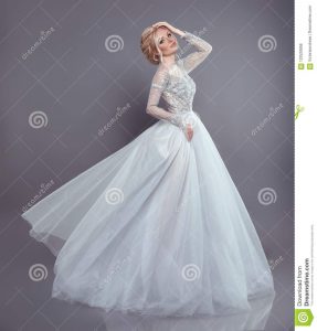 Schöne Braut In Flüssigem Chiffon- Kleid Der Hochzeit, Frau