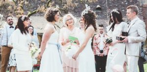 Zwei Brautkleider Für Eine Lesbische Hochzeit – Authentische