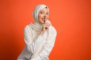 Arabische Frau In Der Traditionellen Kleidung Mit Rotem