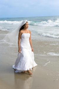 Asiatische Braut Im Hochzeitskleid Am Strand Stockbild