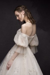 Atemberaubendes Brautkleid Mit Carmenausschnitt Und