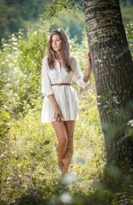Attraktive Junge Frau Im Weißen Kurzen Kleid Posieren Bei