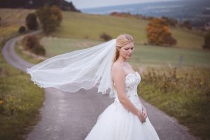 Braut Mit Schleier Afterweddingshooting Outdoor  Kleid