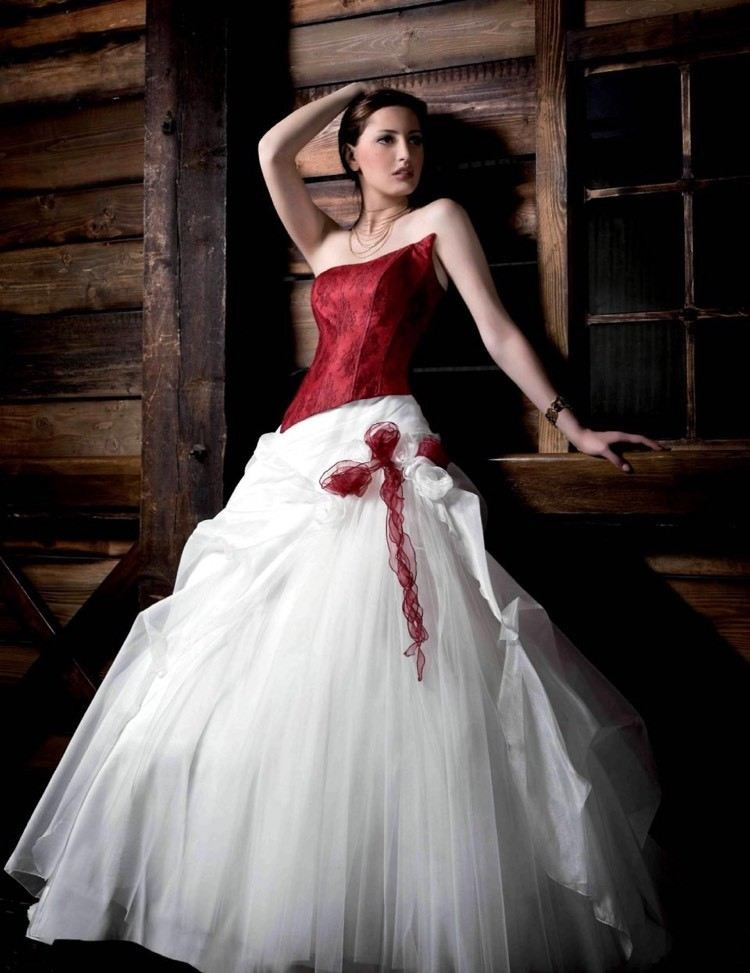 Brautkleid In Rot  Bedeutung Der Farbe Und Tipps Für