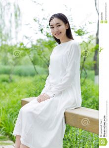 Chinesisches Mädchen, Das Ein Weißes Kleid Trägt Stockfoto
