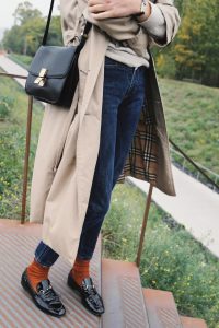 Ein Herbstliches Outfit Mit Trenchcoat Loafern