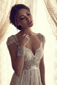 Ein Romantisches Brautkleid Mit Perlenbesetzten Trägern