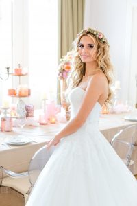 Eine Wunderschöne Braut Mit Süßem Blumenkranz Im Haar Ein