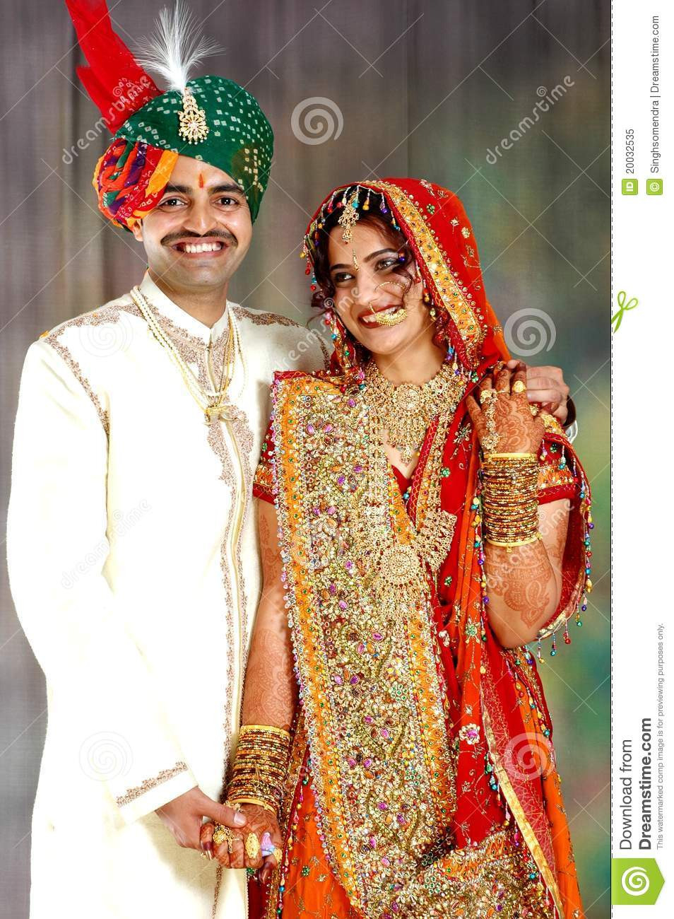 Glückliche Indische Paare In Ihrem Hochzeitskleid