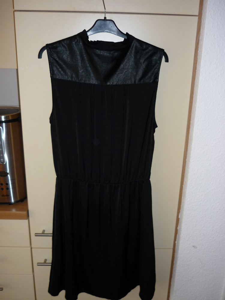 Hm  Schickes Schwarzes Kleid Mit Bubikragen Und