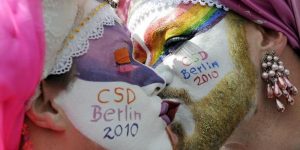 Homodemo  Tausende Schwule Und Lesben Paradieren Durch