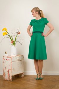 Kleid Luzia In Smaragdgrün Mit Fältchen Und Tellerrock