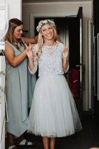 Kurzes Brautkleid Mit Tüllrock Und Spitzentop In Blau
