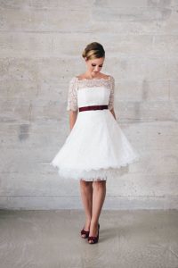 Kurzes Spitzenkleid Mit Petticoat  Hochzeitskleid