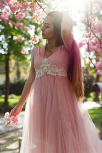 Mädchen Im Rosa Kleid Steht Unter Blühendem Kirschblüte