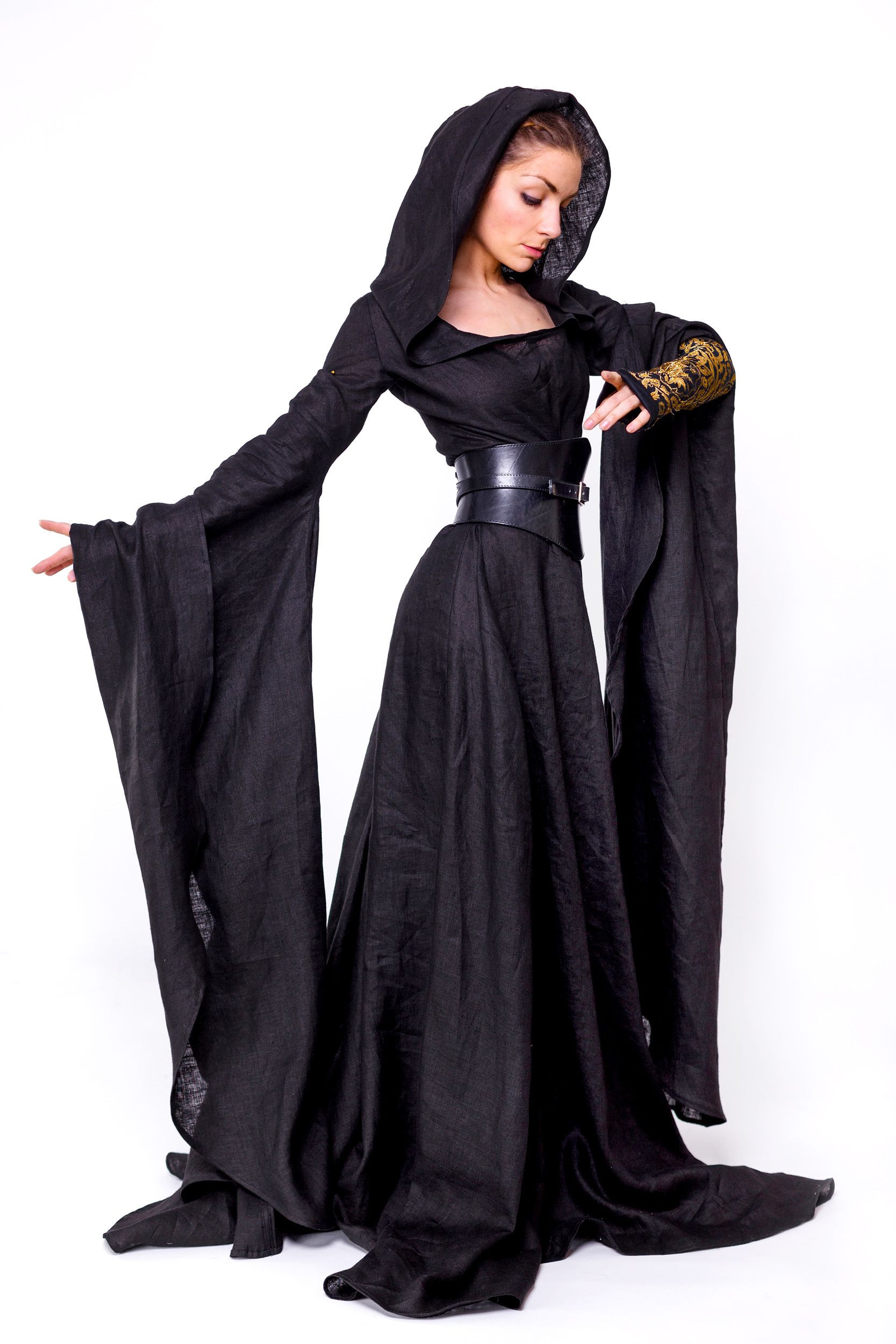 Черное средневековое платье