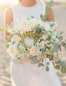 Natürlicher Brautstrauß In Creme Und Grün Mit Protea