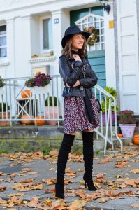 Outfit Petite Fleur  Blumenkleid  Zara Overknee Boots