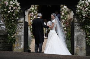 Pippa Middleton Ihr Brautkleid Ist Von Giles Deacon  Galade