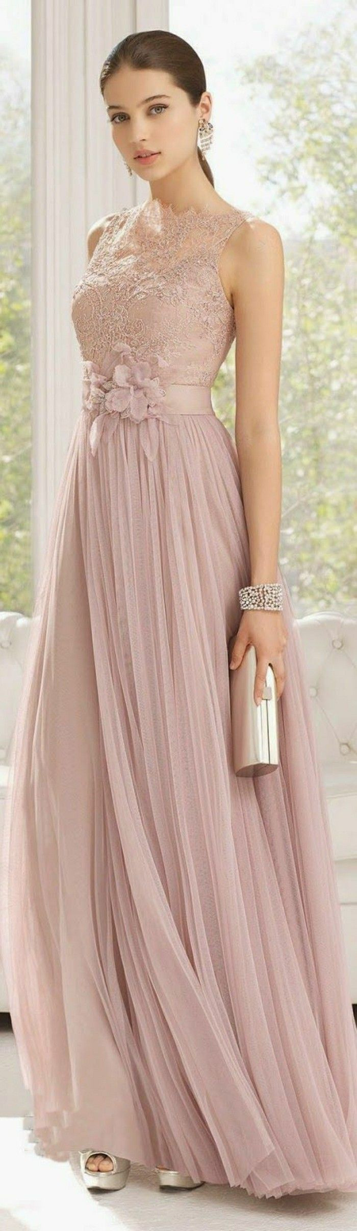 Rosa Brautkleid Für Einen Glamourösen Hochzeits-Look