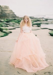 Rosa Brautkleid Für Einen Glamourösen Hochzeitslook