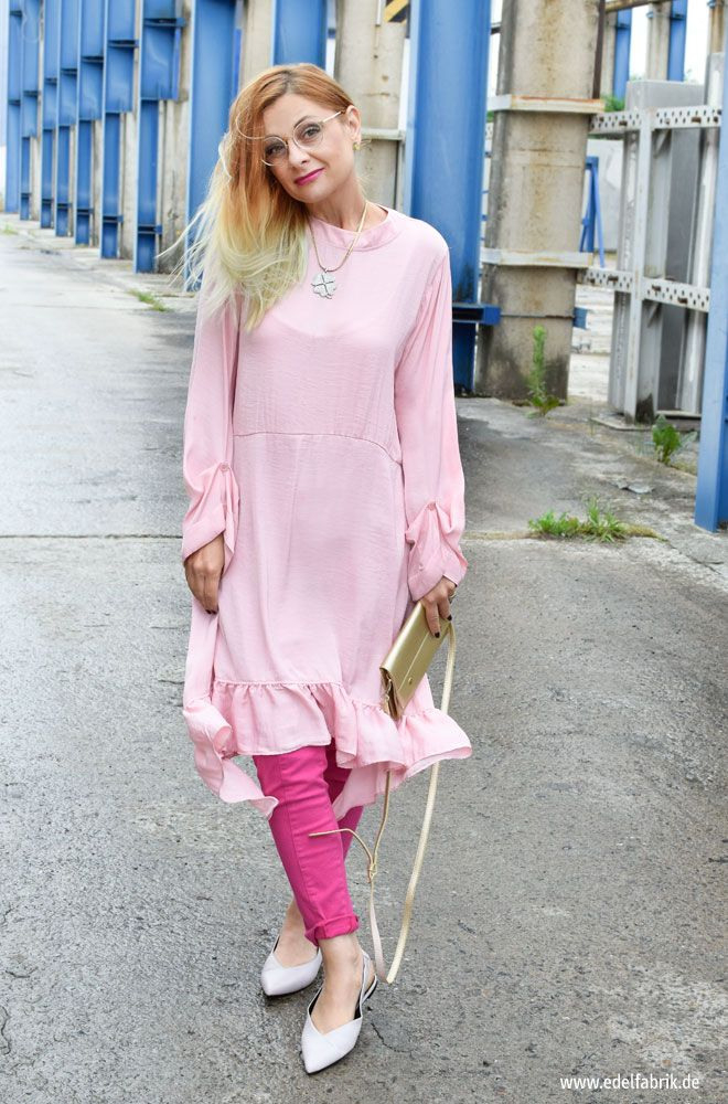 Rosa Kleid Mit Volants Zu Hose In Pink Kleid Über Hose