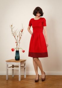 Rotes Tailliertes Kleid Lotta Mit Rundhalsausschnitt Und