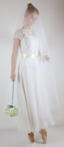 Schlichtes Elegantes Hochzeitsoutfit München Brautkleid