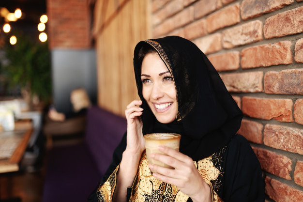 Schöne Muslimische Frau In Traditioneller Kleidung Die In