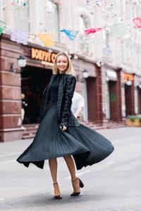 Schwarzes Kleid Kombinieren Im Herbst  50 Outfits Für