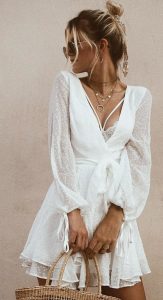 Sommer Outfits Weißes Spitzenkleid Mit Tiefem V